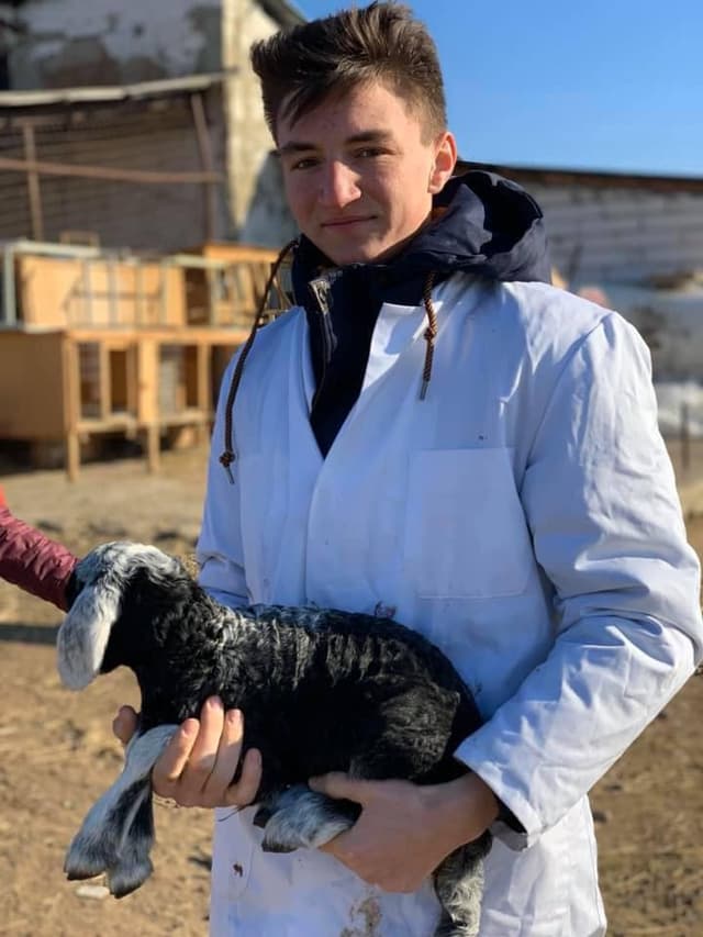 5d7620026f4ae1351f6d83ac_12