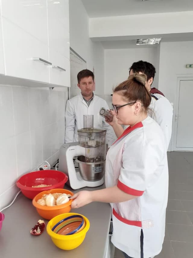 5d7620026f4ae1351f6d83ac_14