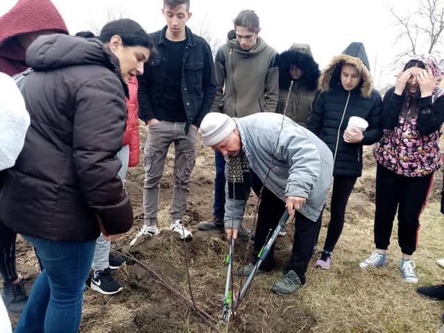 5d7620026f4ae1351f6d83ac_16